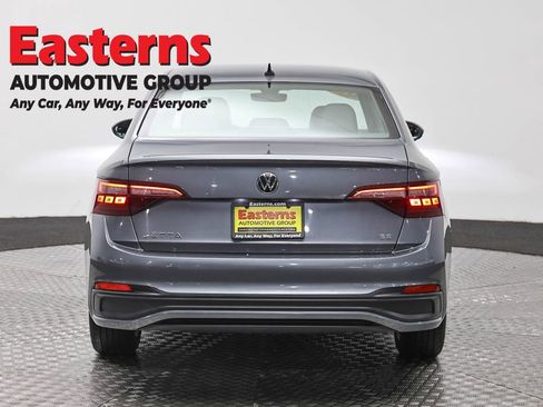 Used 2024 Volkswagen Jetta SE FWD image 6