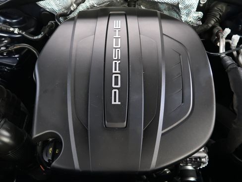 Used 2018 Porsche Macan AWD/4WD image 41