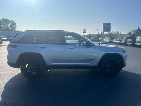 Used 2024 Jeep Grand Cherokee Altitude AWD/4WD image 6