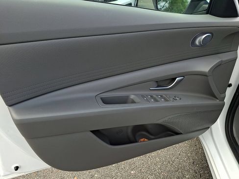 Used 2024 Hyundai Elantra SEL FWD image 12