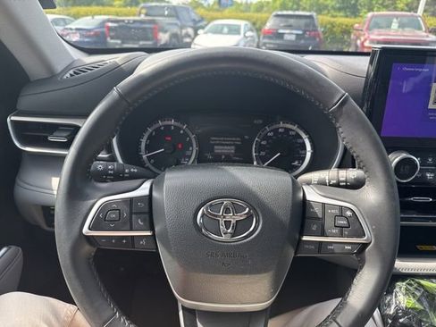 Used 2024 Toyota Highlander XLE AWD/4WD image 15