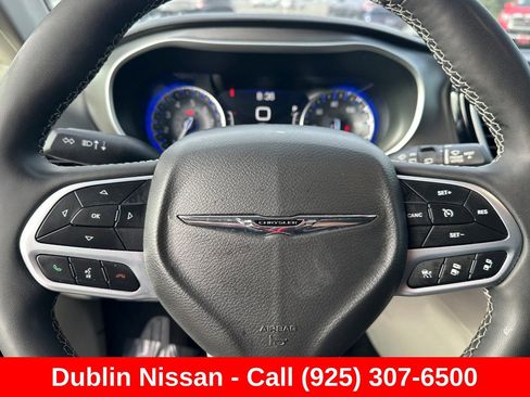 Used 2022 Chrysler Pacifica Touring-L FWD image 37