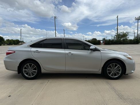 Used 2017 Toyota Camry SE w/ Moonroof Package FWD image 5