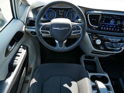 Used 2017 Chrysler Pacifica Touring image 11