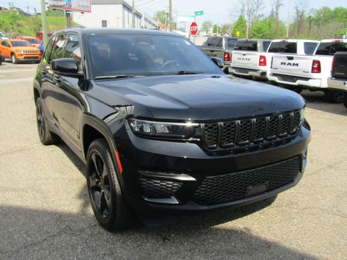 Used 2023 Jeep Grand Cherokee Altitude AWD/4WD image 4