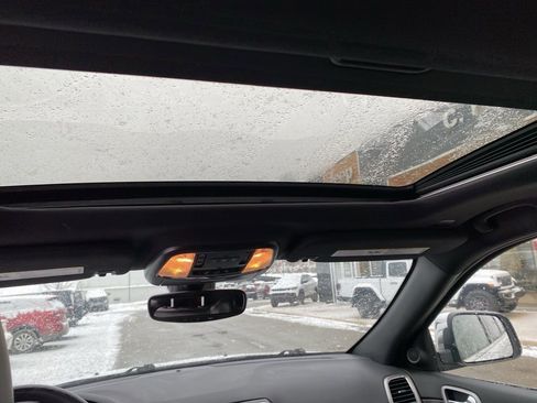 Used 2022 Jeep Grand Cherokee Limited image 19