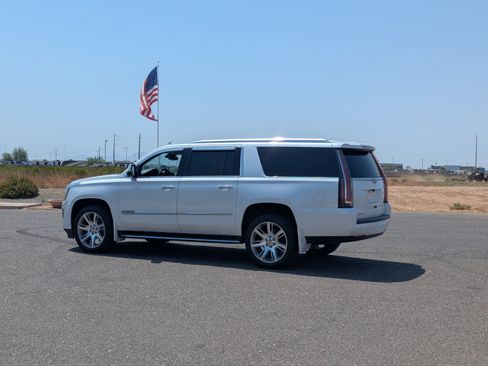 Used 2017 Cadillac Escalade ESV Luxury AWD/4WD image 5