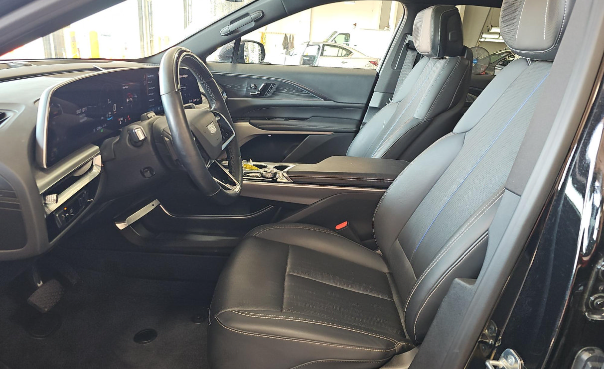 Used 2024 Cadillac Lyriq Sport AWD/4WD image 5