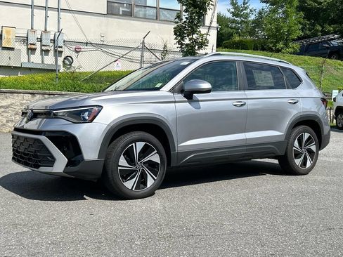 Used 2025 Volkswagen Taos SE AWD/4WD image 5