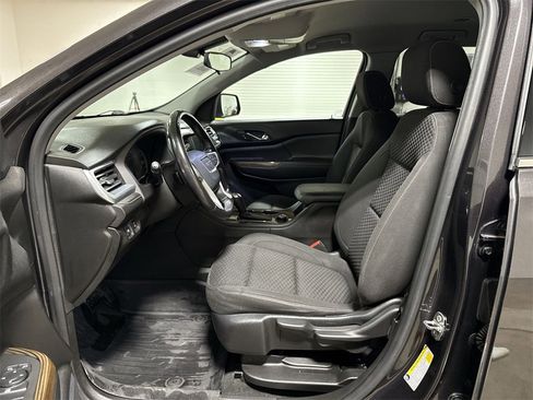 Used 2018 GMC Acadia SLE w/ LPO, Floor Liner Package image 19