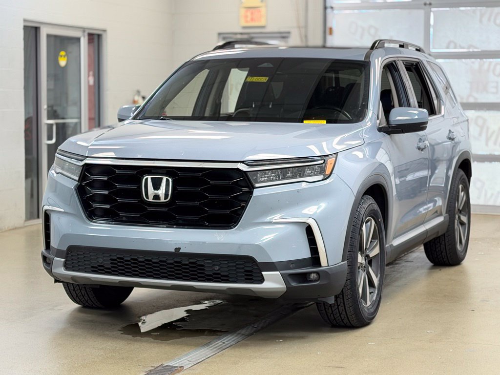 Used 2025 Honda Pilot Touring image 3