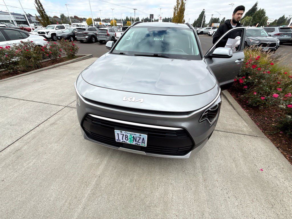 Used 2023 Kia Niro EX FWD image 2