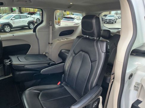 Used 2023 Chrysler Pacifica Touring-L image 24