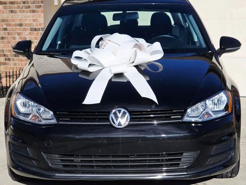 Used 2016 Volkswagen Golf S image 2