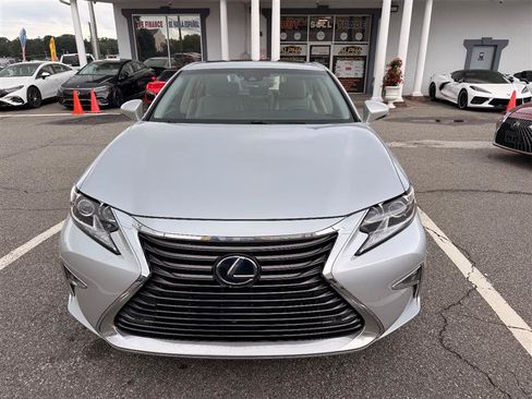 Used 2017 Lexus ES 300h w/ Luxury Package FWD image 4