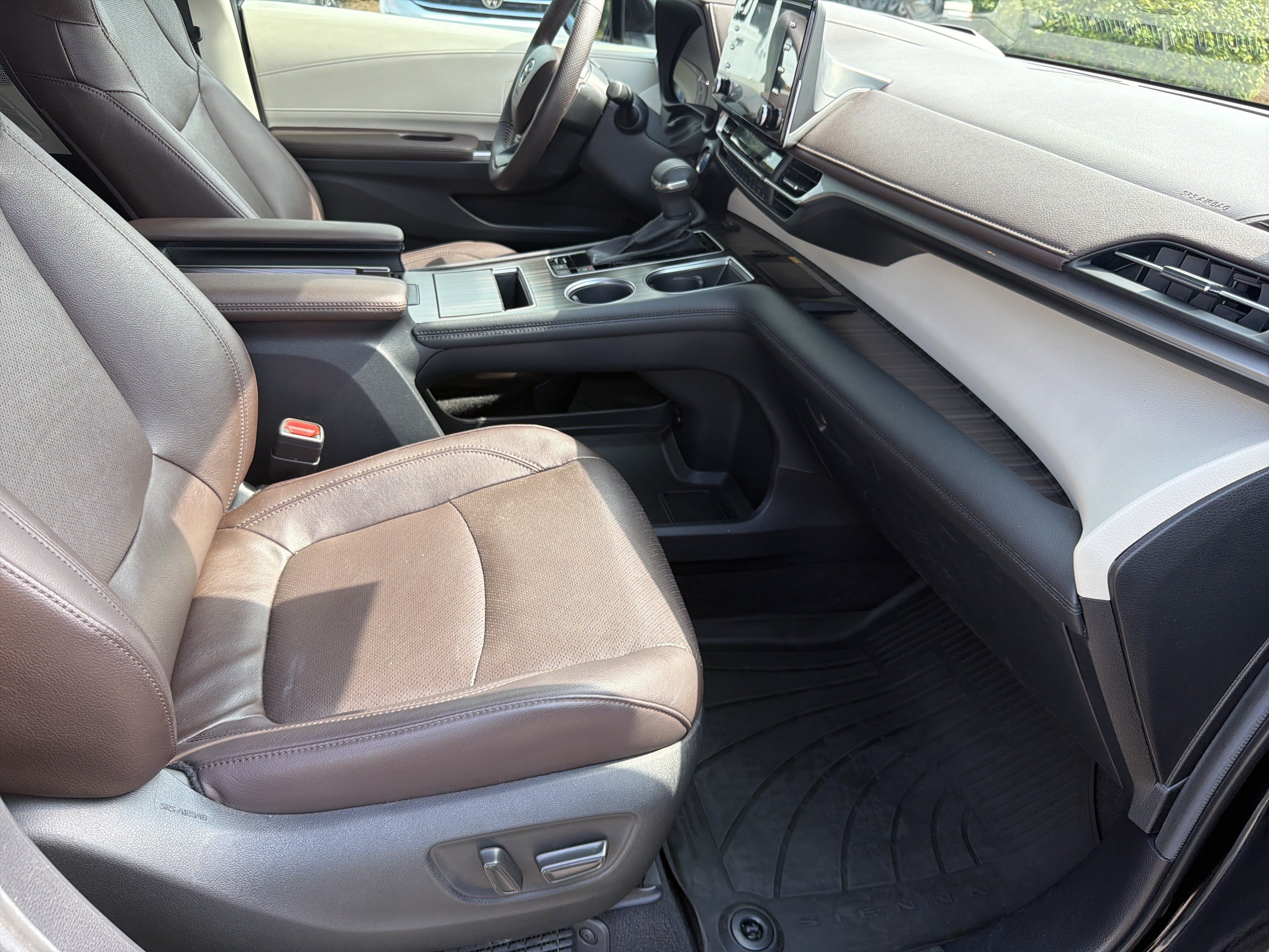 Certified 2024 Toyota Sienna Platinum FWD image 23