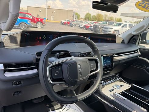 Used 2025 Lincoln Navigator Reserve AWD/4WD image 10