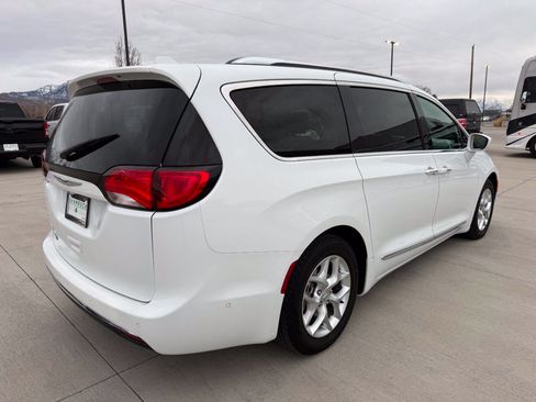 Used 2020 Chrysler Pacifica Touring-L FWD image 3
