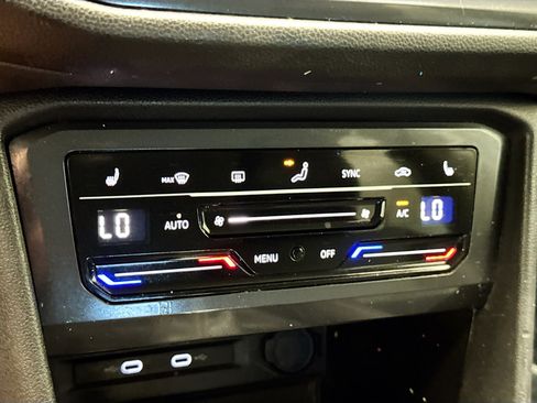 Used 2022 Volkswagen Tiguan SE FWD image 12
