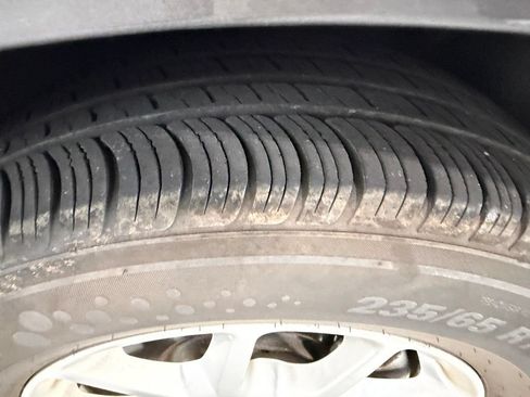 Used 2023 Chrysler Pacifica Touring-L FWD image 7