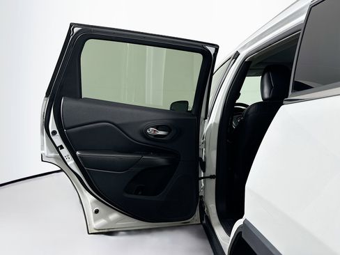 Used 2016 Jeep Cherokee Limited w/ Technology Group image 27