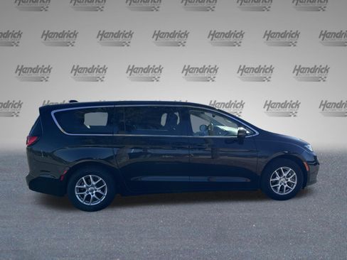 Used 2023 Chrysler Pacifica Touring-L image 10