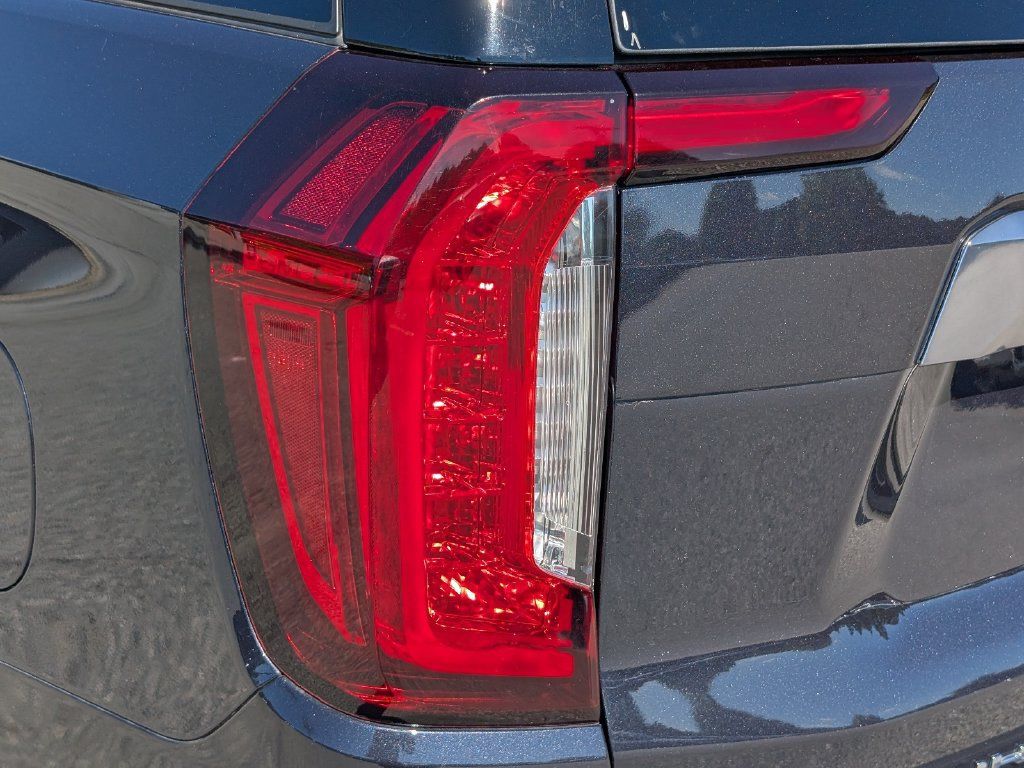 Used 2024 GMC Yukon XL AT4 AWD/4WD image 10