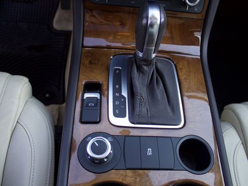 Used 2012 Volkswagen Touareg TDI image 23