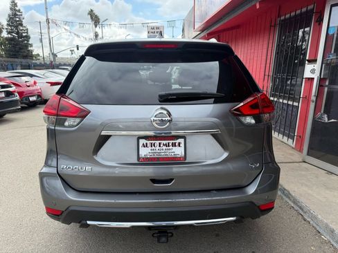 Used 2019 Nissan Rogue SV w/ Premium Package FWD image 3