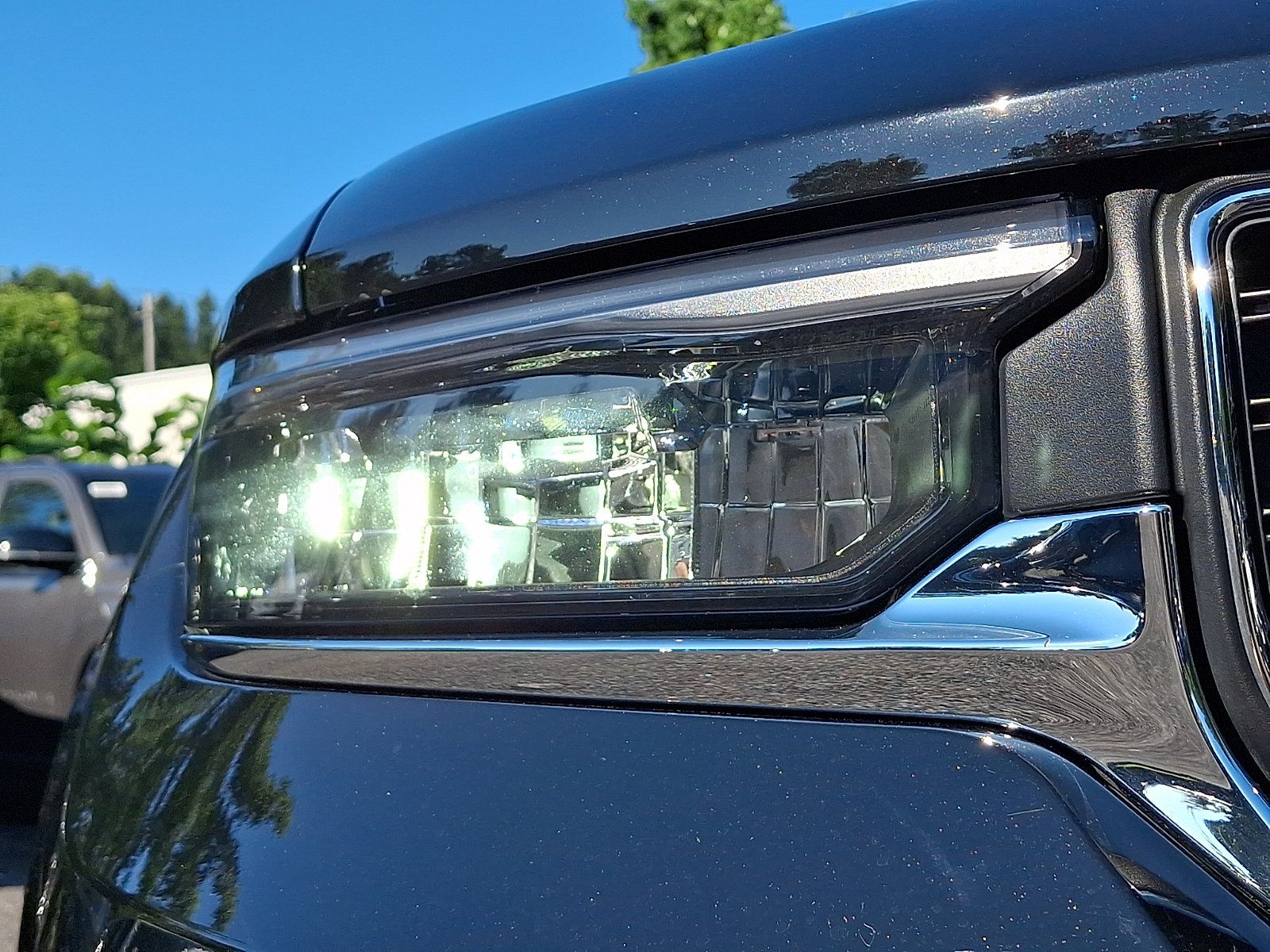 Certified 2025 Jeep Grand Cherokee Laredo w/ Luxury Tech Group I AWD/4WD image 9