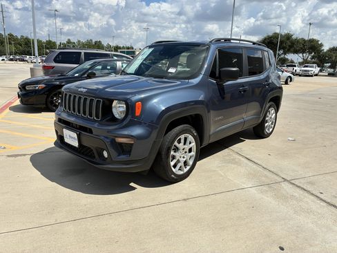 Used 2022 Jeep Renegade Latitude AWD/4WD image 4