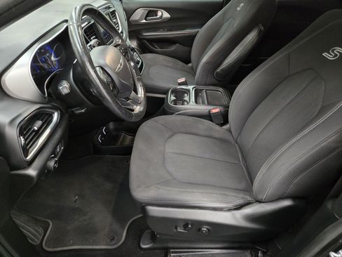 Used 2019 Chrysler Pacifica Touring Plus w/ S Appearance Package FWD image 7
