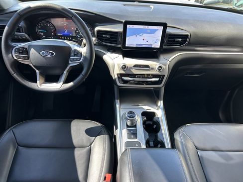 Used 2022 Ford Explorer XLT w/ Equipment Group 202A image 12