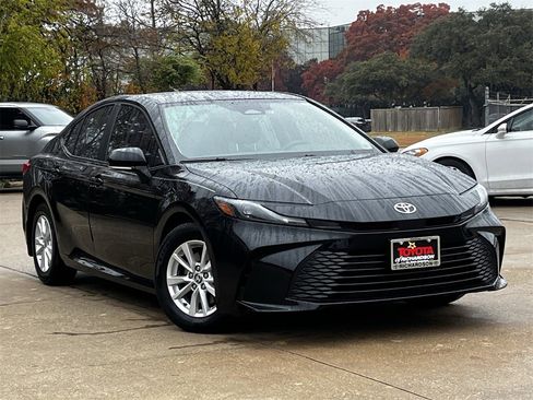 Used 2025 Toyota Camry LE image 2
