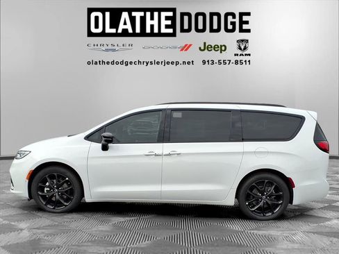 New 2026 Chrysler Pacifica Limited w/ Uconnect Theater Family Group image 3