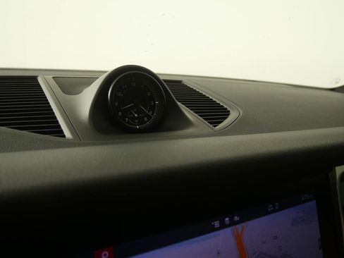 Used 2025 Porsche Macan AWD/4WD image 24