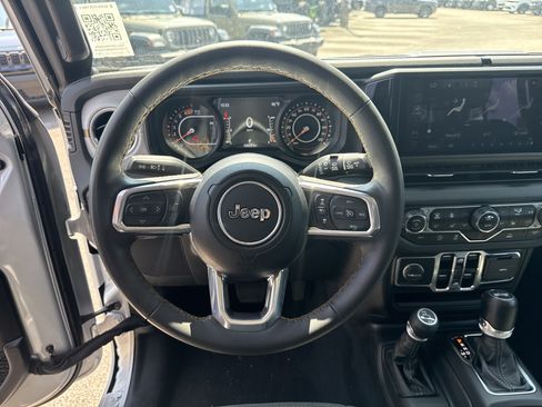 Used 2024 Jeep Wrangler Unlimited Sahara AWD/4WD image 23