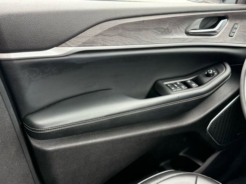 Used 2023 Jeep Grand Cherokee 4WD 4xe image 39