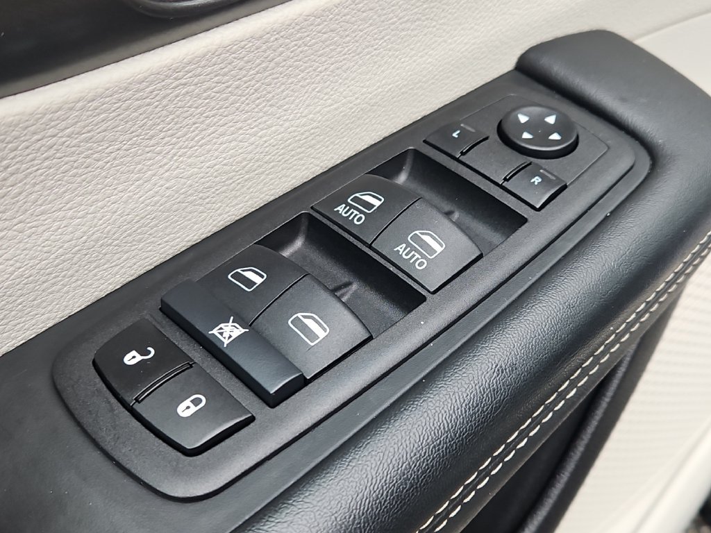 Used 2024 Chrysler Pacifica Limited FWD image 29