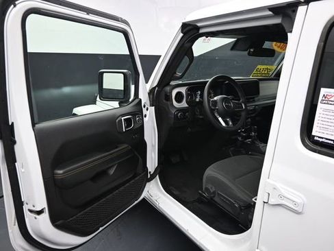 Used 2025 Jeep Wrangler Unlimited Sahara AWD/4WD image 12