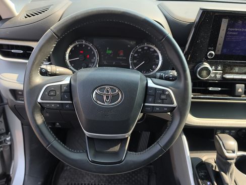 Used 2023 Toyota Highlander LE AWD/4WD image 15