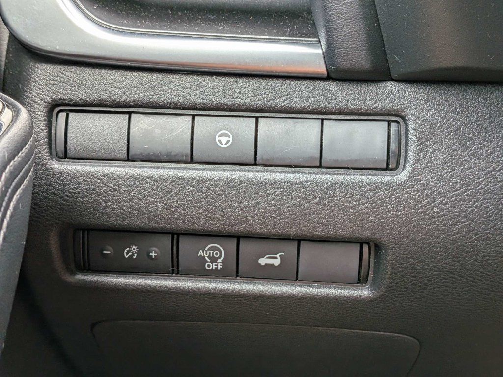 Used 2025 Nissan Rogue SV AWD/4WD image 28