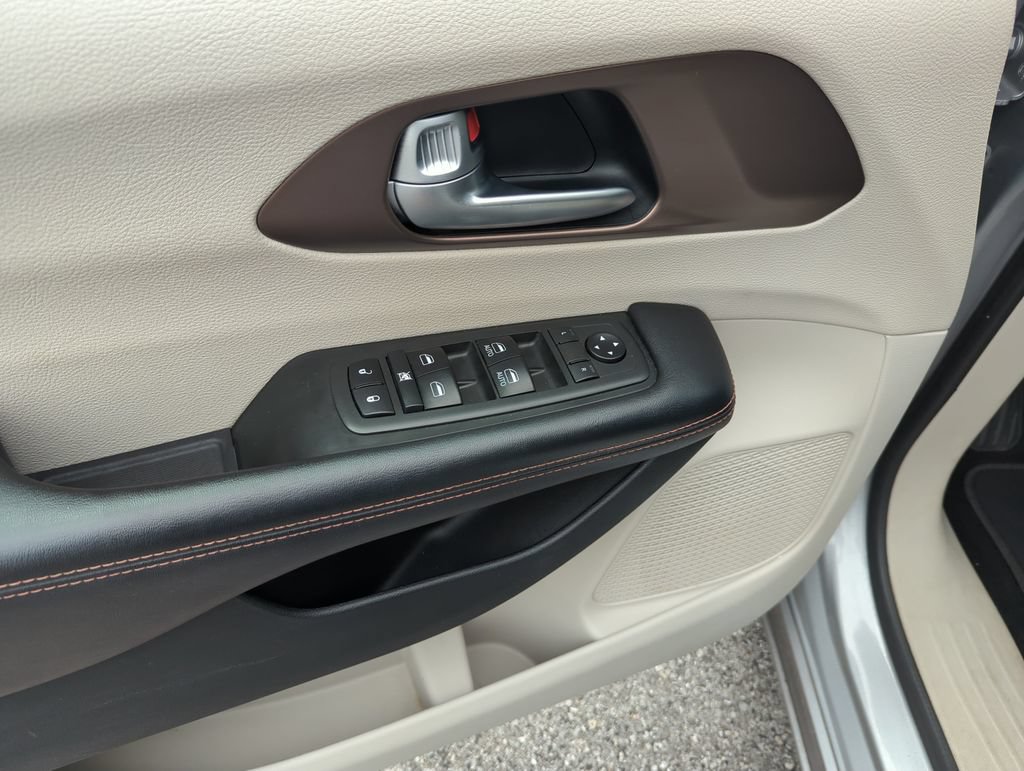 Used 2018 Chrysler Pacifica L FWD image 18