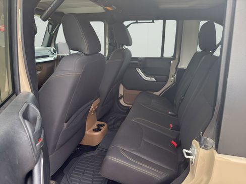 Used 2016 Jeep Wrangler Unlimited Sahara w/ Connectivity Group image 8