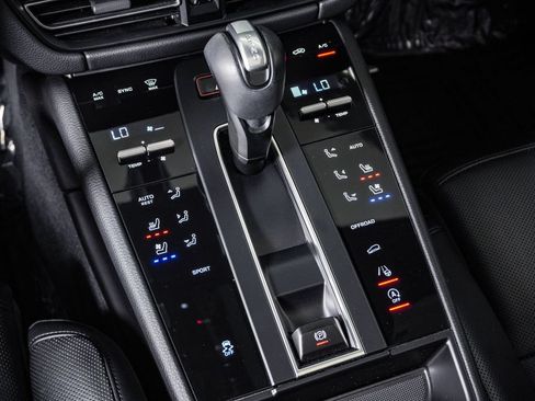 Certified 2024 Porsche Macan AWD/4WD image 24