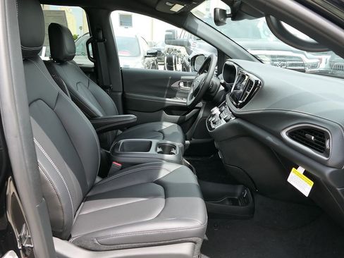 New 2026 Chrysler Pacifica Select FWD image 23
