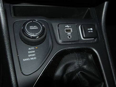 Used 2022 Jeep Cherokee Limited AWD/4WD image 17