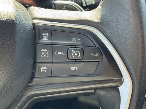 Used 2023 Jeep Grand Cherokee Altitude image 19