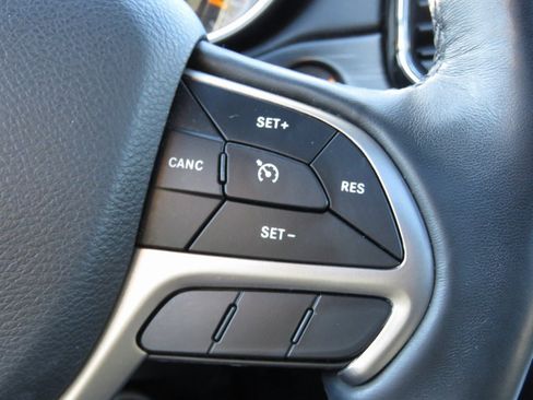 Used 2020 Jeep Grand Cherokee Altitude image 23