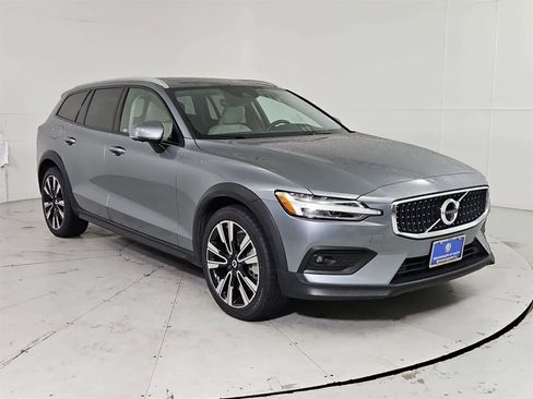 Used 2021 Volvo V60 T5 Cross Country image 8